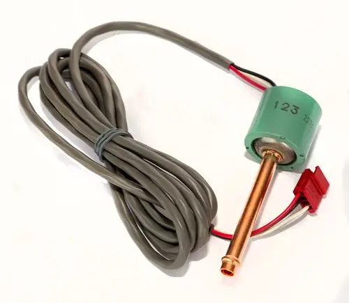 Drucksensor mit grünem Gehäuse und Kupferrohr, angeschlossen an Kabel mit Steckverbindern, geeignet für Daikin-Systeme. Kabel verlegt und gebündelt.